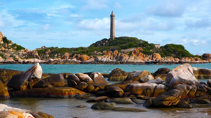 Hải đăng Kê Gà 1899 — đá granite trên đảo
