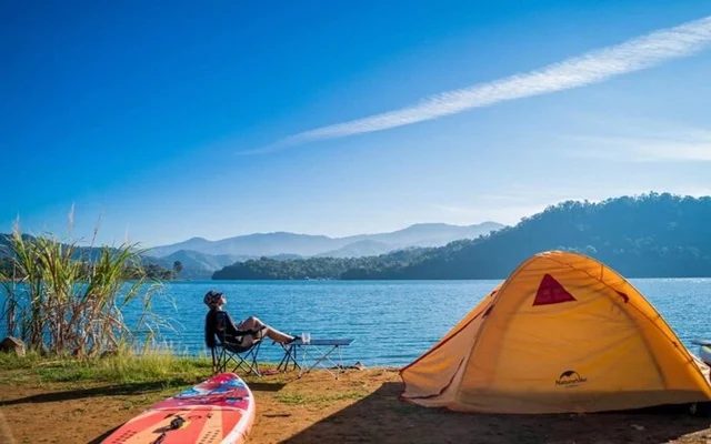 Cắm trại bên hồ Hàm Thuận với lều cam và sup