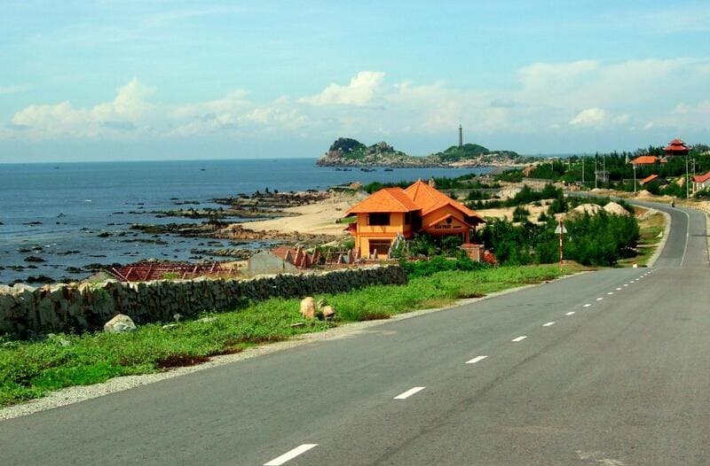 Đường ven biển Hàm Thuận Nam — nhà gỗ và biển xanh
