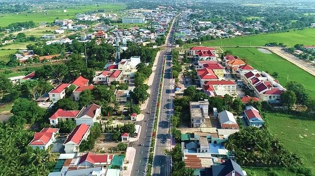 Aerial thị trấn Hàm Thuận — đường + cánh đồng